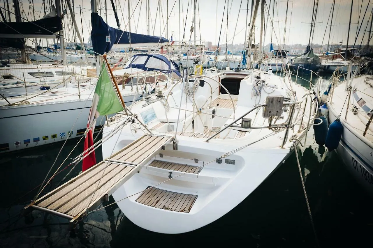 House Boat Hotel Catania Botel
