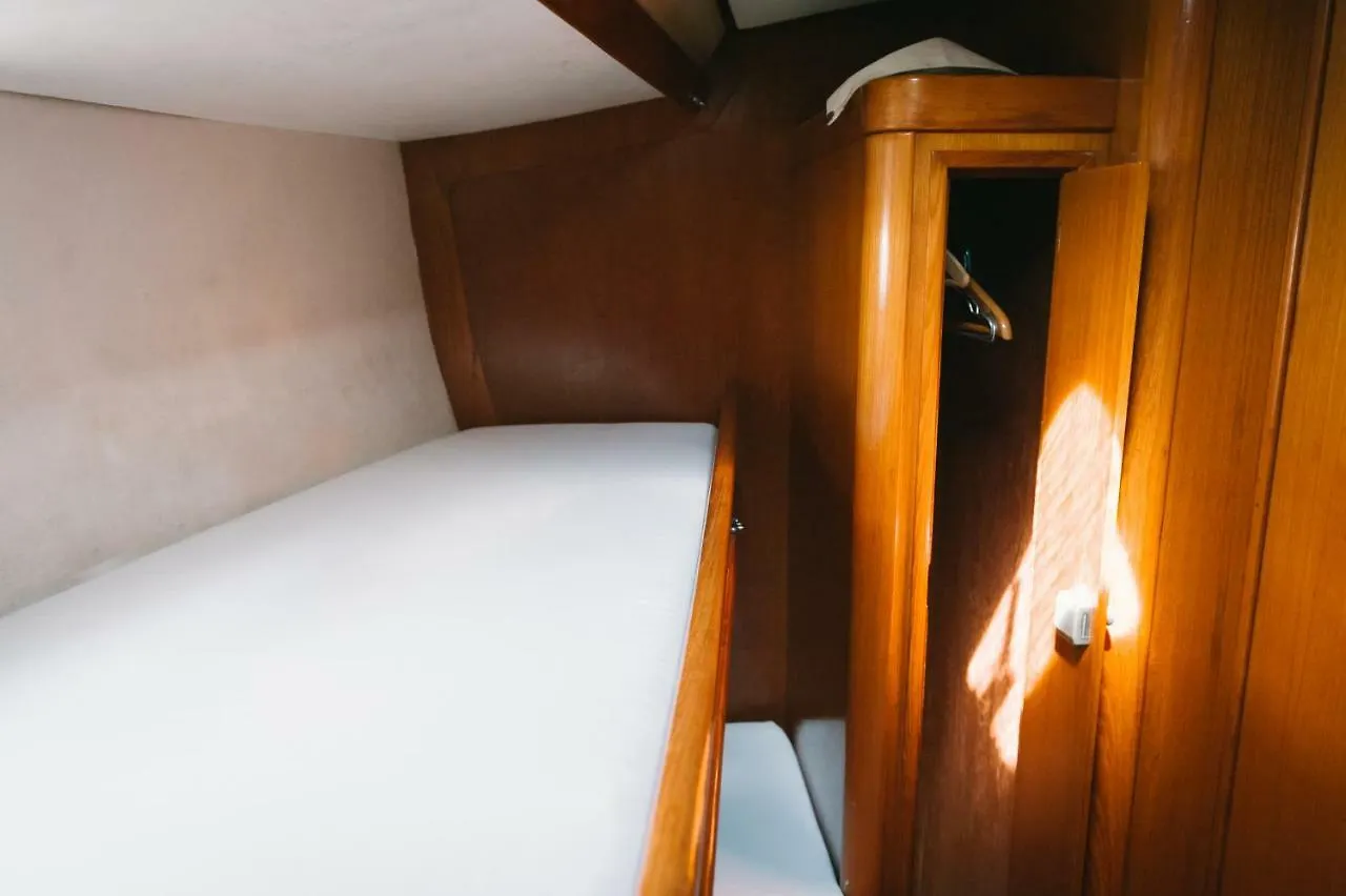 Botel House Boat Hotel Catania Italia